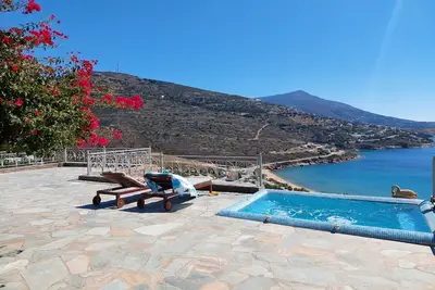 Image de Andros Private Villa surplombant la mer Égée Bleue