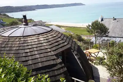 Image de Pieds dans l'eau, Maison insolite en bois ronde avec terrasse pour 4