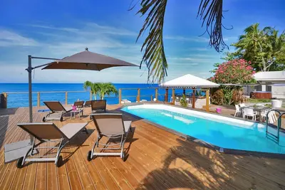 Image de Villa Vaiana Saint Pierre Martinique les pieds dans l'eau piscine vue mer