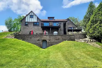 Image de Maison de luxe au bord du lac avec piscine intérieure et salle de jeux