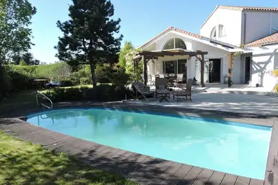 Image de Villa meublée à louer à l'année le week-end, la semaine et au mois. 9 personnes