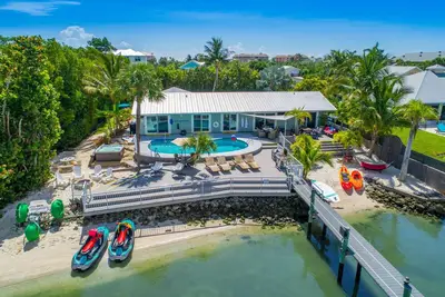 Image de AquaTopia North: 6br / 3. 5ba maison de plage, quai, piscine chauffée + spa et plus.