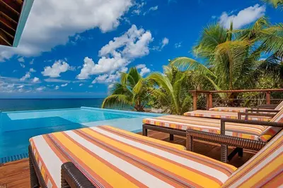 Image de Couchers de soleil sensationnels / Luxe Moderne / 2 Piscines Sur Infinity / 5 minutes Ă pied de Half Moon Bay