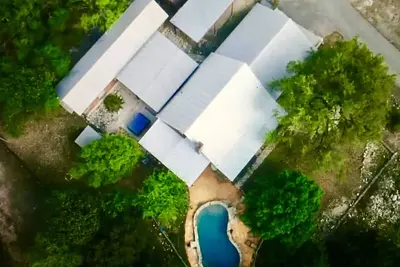 Image de Piscine fantastique, cabane, vues, pavillon, patios, terrasses, excellent emplacement!