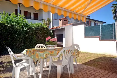 Image de Maison verticale bien meublée avec jardin à mt. 500 de la mer