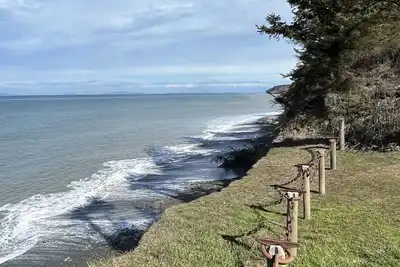 Image de Park Place est une maison propre et confortable avec un sentier privé à la plage