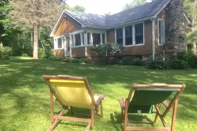 Image de Détendez-vous, lisez, amusez-vous, ou marchez jusqu'à West Lake depuis notre maison de Berkshire.