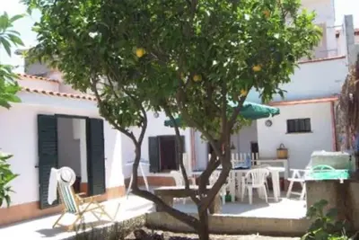 Image de Grande maison de vacances à quelques kilomètres de la mer. Idéal pour les familles ou les groupes. wi-fi