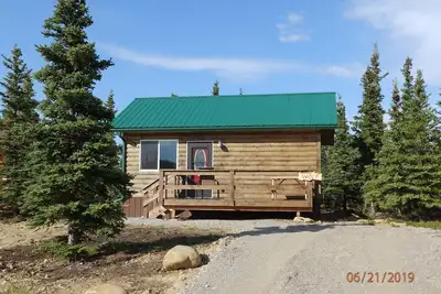 Image de Denali Wildlife Wolf Cabin Luxury avec une touche de rustique