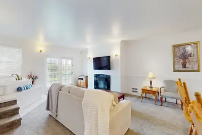 Image de Superbe suite à Oceanfront Inn avec baignoire à jets et foyer au gaz - à quelques pas de la plage!