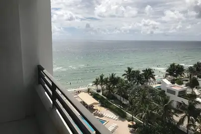 Image de Alexander Towers Ocean / Beach Front Condo de luxe au neuvième étage