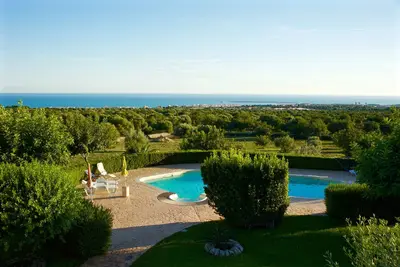 Image de Maison à l'écart, équipée de façon chaleureuse, avec piscine privée