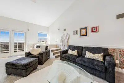 Image de Front de mer et vue sur la mer condo w / balcon, cheminée, et WiFi!