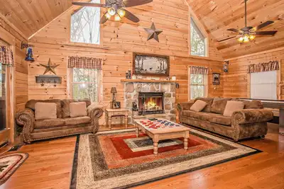 Image de Bearfoot Blue Jean Night: Les meilleurs équipements, projetés dans un bain à remous, à proximité de Pigeon Forge et de Gatlinburg!