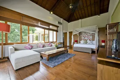 Image de Luxe 4Br privé + salon tropical spacieux + personnel, près de seminyak