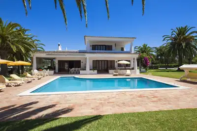 Image de Villa avec piscine privée dans un endroit paisible et rural - à seulement 5 minutes d'Albufeira