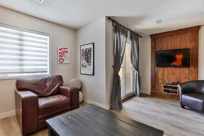 Image de Spectaculaire maison de ville de Canmore - entièrement rénovée!