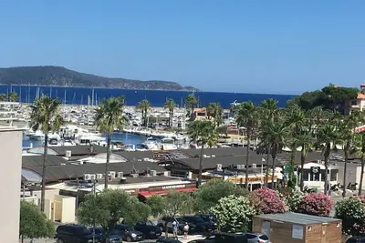Image de Cavalaire - Studio-Cabine climatisé Vue Mer en centre ville à 150 m de la plage