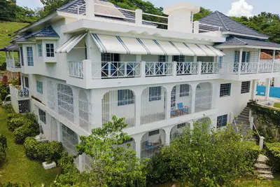 Image de Buki Ocean View - Villa entière (15 couchages); lit et petit-déjeuner