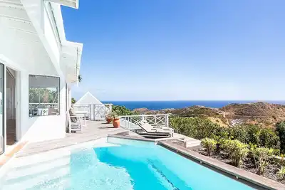 Image de Grande villa avec vue sur l'océan accrochée au calme