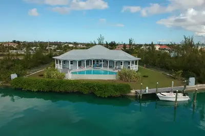Image de \"Sandpiper Villa\" est une superbe propriété sur le canal, avec piscine à débordement et quai de 40 '