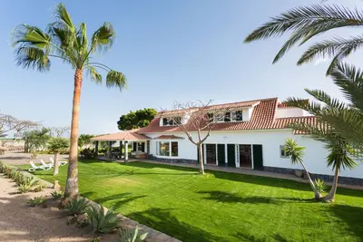 Image de 3 chambres, WiFi, piscine et jardin privé.