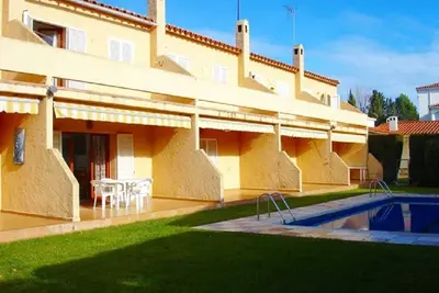 Image de Maison de ville avec piscine communautaire et jardin