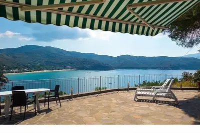 Image de Villa dans une position unique, sur la baie de Forno et à quelques pas de la plage.