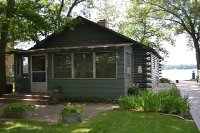 Image de Rustic Log Cabin Eight Point Lake