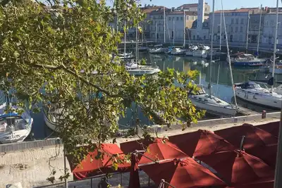 Image de 2 pièces avec vue sur le vieux port et terrasse privative. Parking à proximité