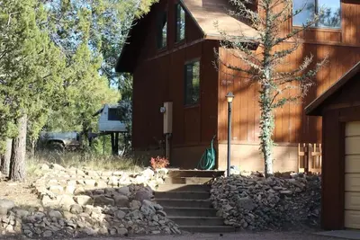 Image de Cabine confortable et pittoresque niché parmi les pins