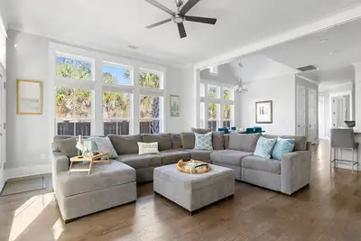 Image de The Silver Lotus - 4 Bed / 4 Bath Luxury Home - 10 min du club I’on et des plages locales