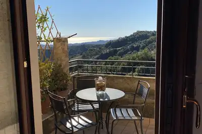 Image de . . Vos vacances de Pâques en Calabre sur la côte ionienne. Profitez de la villa médiévale