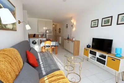 Image de T2 climatisé pour 4 en bord de mer, vue piscine, Wifi, parking