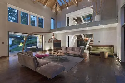 Image de Vues incroyables, 12 invités, 6 chambres 8 salles de bains, piscine privée et jacuzzi.
