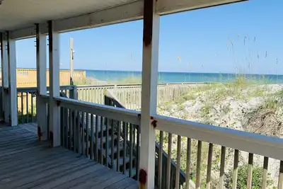 Image de Face à l'océan et les animaux de compagnie à Topsail Beach. Super prix d'août en milieu de semaine!