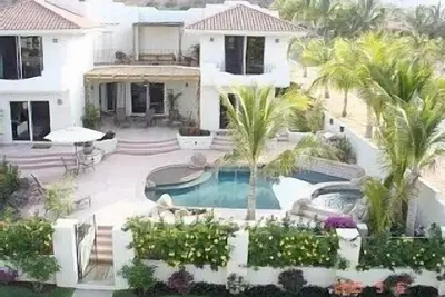 Image de Top 10 des locations - rapport qualité / prix exceptionnel! - 6 chambres / 6 salles de bain, piscine / spa, à pied de la plage