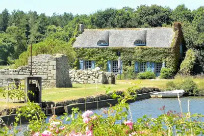Image de Cottage Mer avec une grande terrasse et jardin