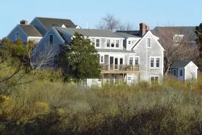 Image de Maison spacieuse au large de Cliff Rd - À quelques pas de la plage Town & Steps