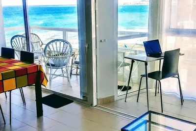 Image de Fantastique appartement en bord de mer entièrement rénové. 4 couchages, piscine