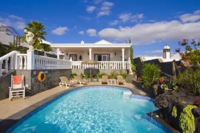 Villa Olivier, Puerto Del Carmen, Lanzarote, Luxury 2 bed / 2 bath Private Pool.