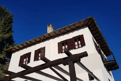 Image de Villa de maître grecque en pierre du XIXe siècle, Porteli