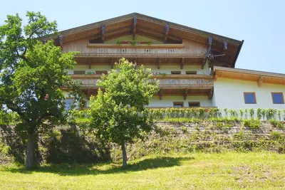 Image de Appartement de style tyrolien-Landhaus avec jardin privé