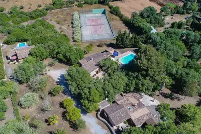 Image de 7 chambres, 5 salles de bain, 2 piscines, 1 court de tennis, 3 maisons,