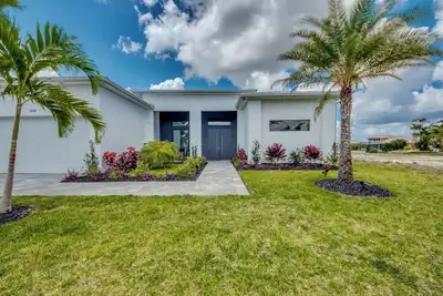 Image de Villa Southbreeze avec piscine chauffée sur un canal