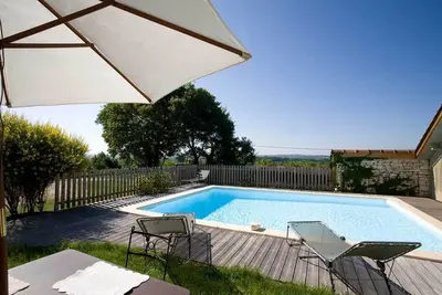Image de Ancienne grange, complètement rénovée ; jardin, terrasse et piscine privée