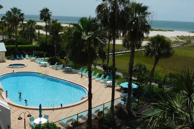 Image de Coucher de soleil à couper le souffle avec vue sur la plage et la piscine