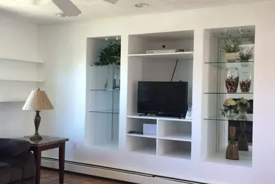 Image de Belle et spacieuse maison avec vue sur l'eau et à quelques pas de la plage!