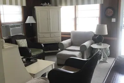 Image de Location familiale confortable Ă seulement 4 maisons de Fun Beachfront!