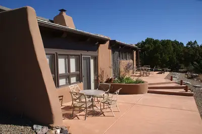 Image de Maison solaire passive d'Adobe dans un environnement rural privé mais proche de la ville